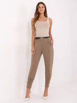 Ciemnobeżowe zwężane spodnie dresowe z paskiem