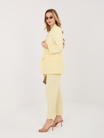 Jasnożółty damski garnitur z marszczonymi rękawami 