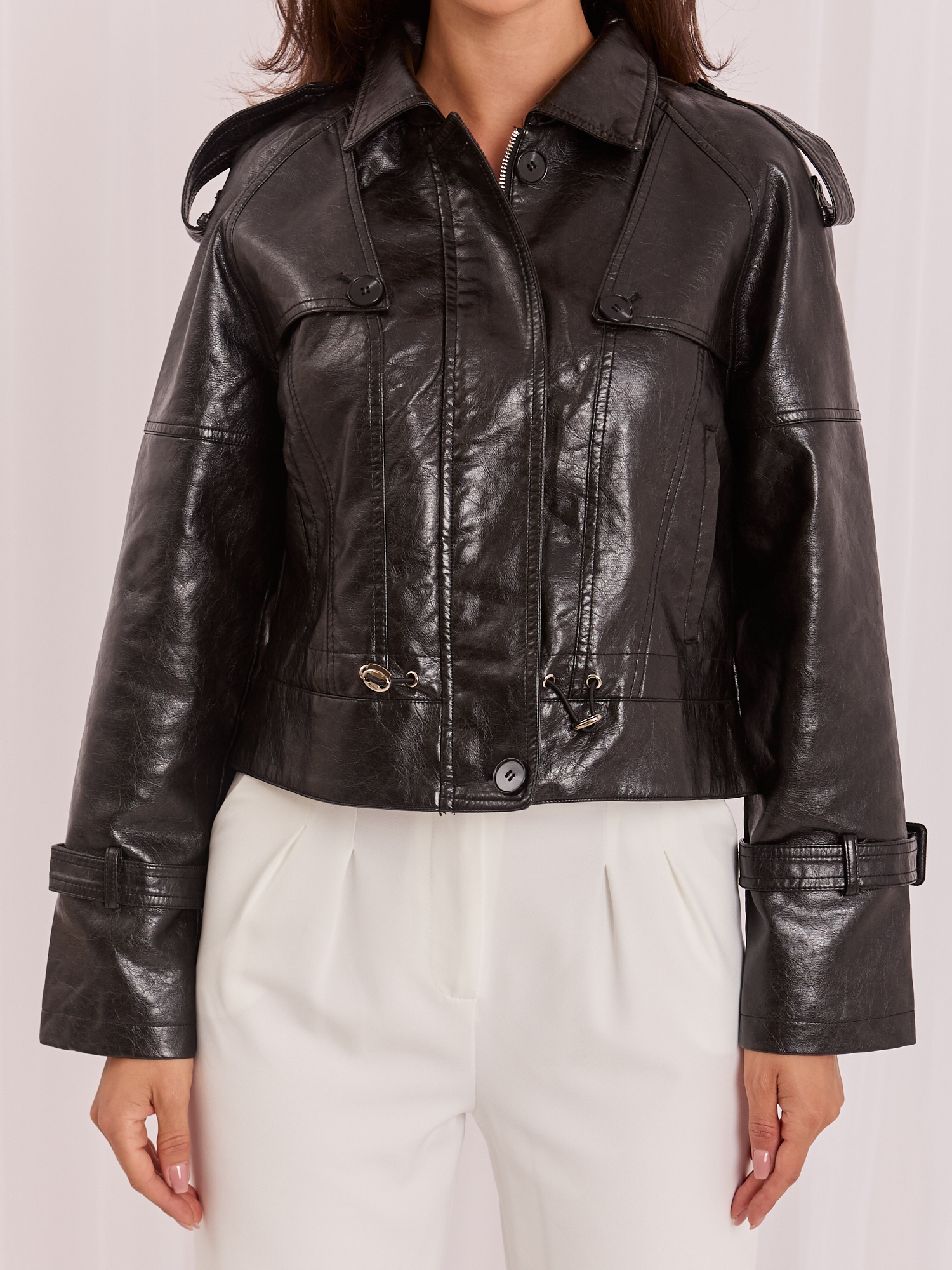Schwarze Jacke aus Kunstleder mit Kragen.