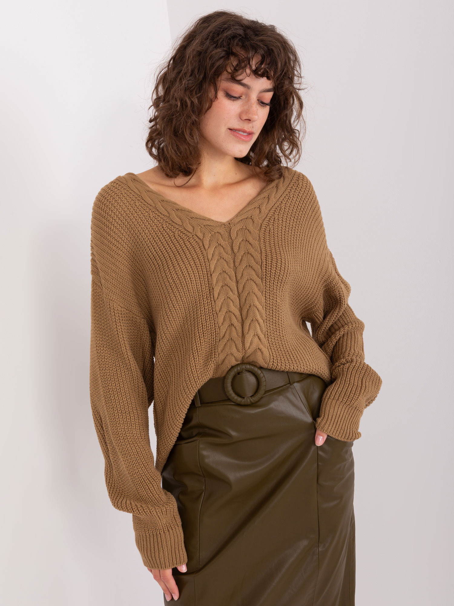Camelowy sweter klasyczny ze ściągaczami