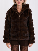 Braune kurze Felljacke mit Kapuze.