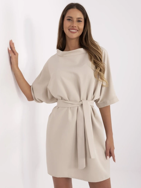 Beżowa elegancka sukienka z wiązanym paskiem