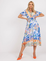 Niebieska sukienka midi z printami i paskiem