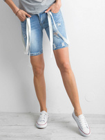 Blaue Damen-Shorts mit Abnutzungen.