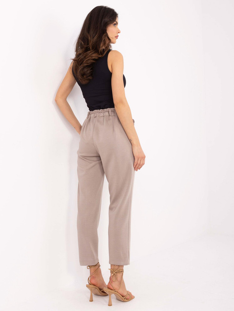 Hurtownia Ciemnobeżowe dresowe spodnie z paskiem