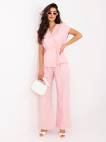Jasnoróżowy damski garnitur z kopertową kamizelką RUE PARIS 