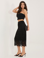 Czarna dopasowana spódnica z koronki