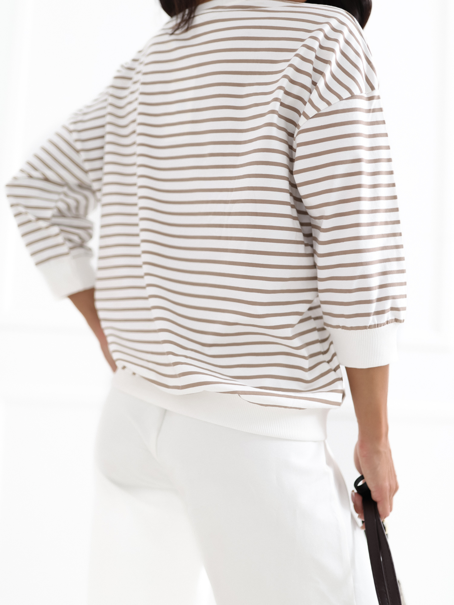 Dunkelbeige Damenbluse mit gestickten Herzen.