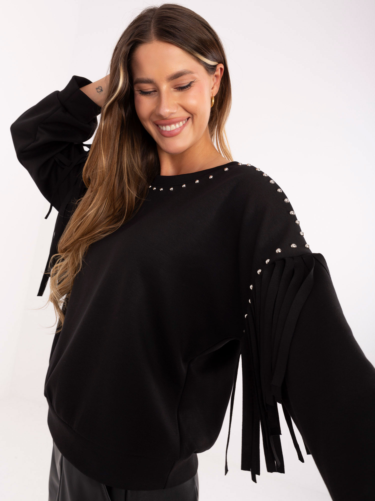 Czarna bluza oversize z ćwiekami RUE PARIS 