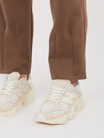 Brązowy dresowy komplet z naszywkami RUE PARIS