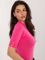 Dunkelrosa Pullover mit Knöpfen an den Ärmeln.