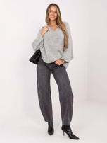 Szary sweter boucle w jednolitym kolorze