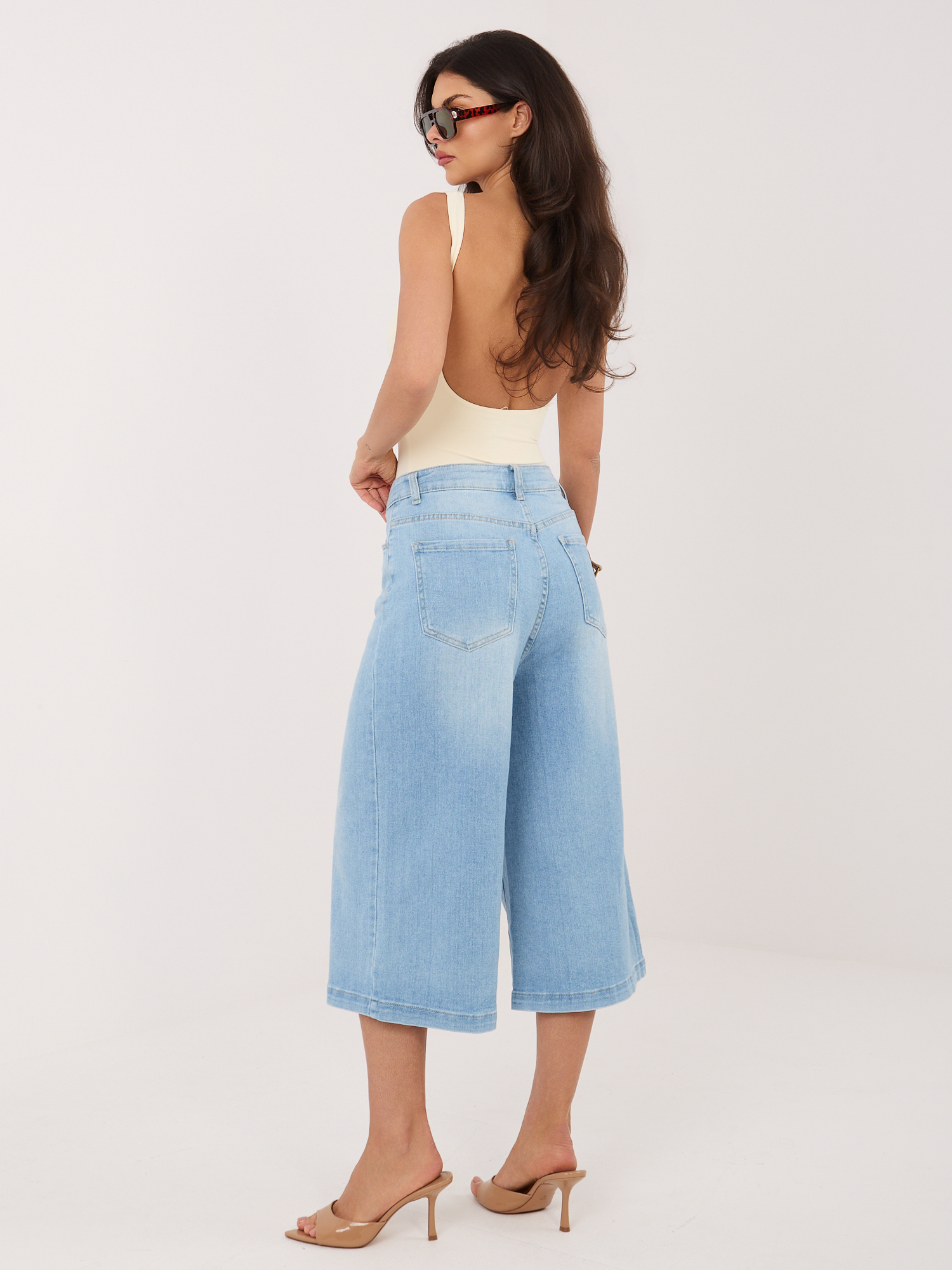 Jasnoniebieskie jeansowe spodnie z nogawką 7/8