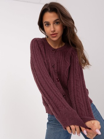 Dunkellila Strickjacke mit Zöpfen.