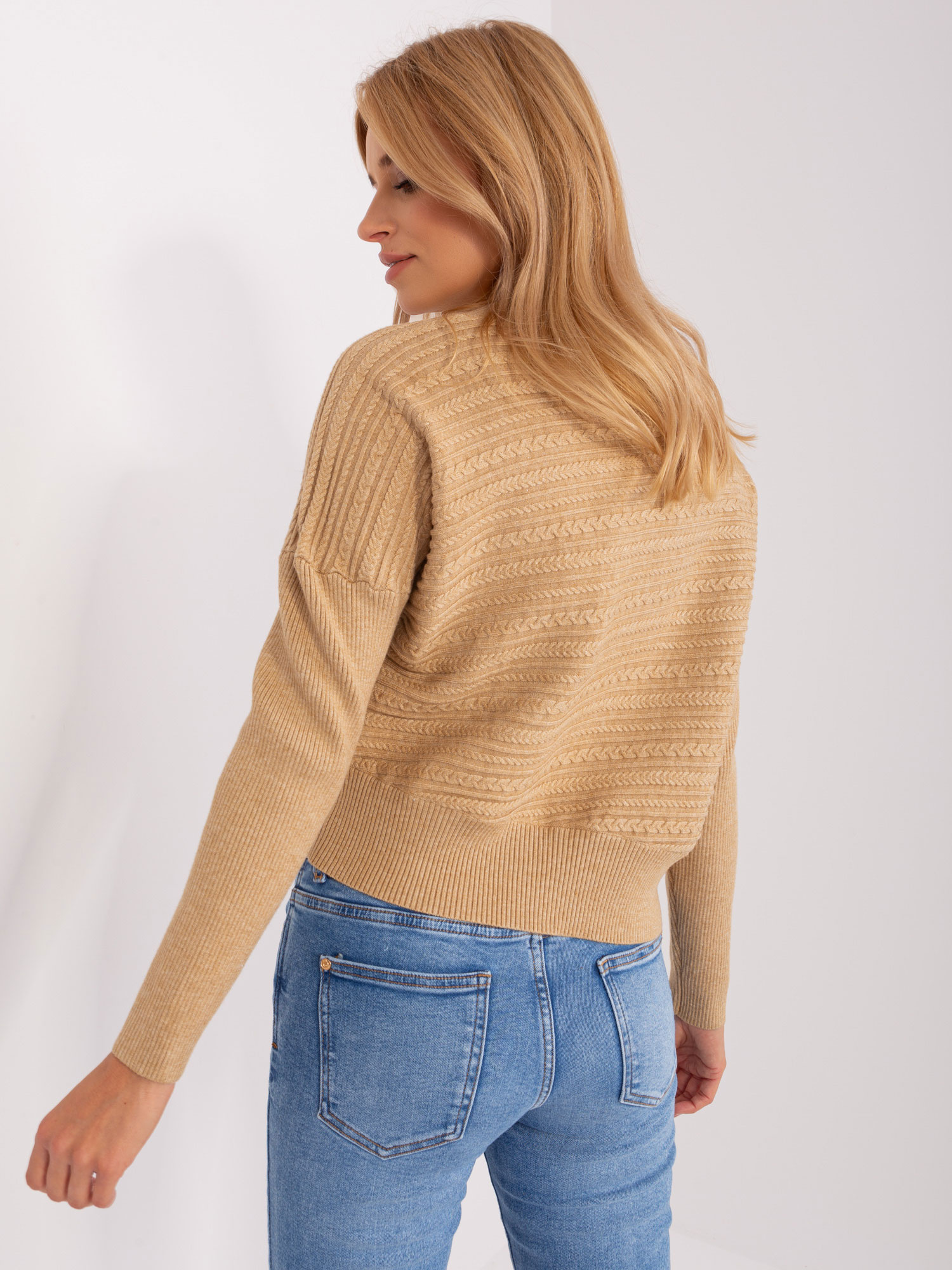 Camelowy damski sweter asymetryczny z wełną