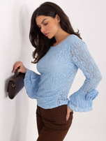 Jasnoniebieska bluzka z ozdobnymi różami 