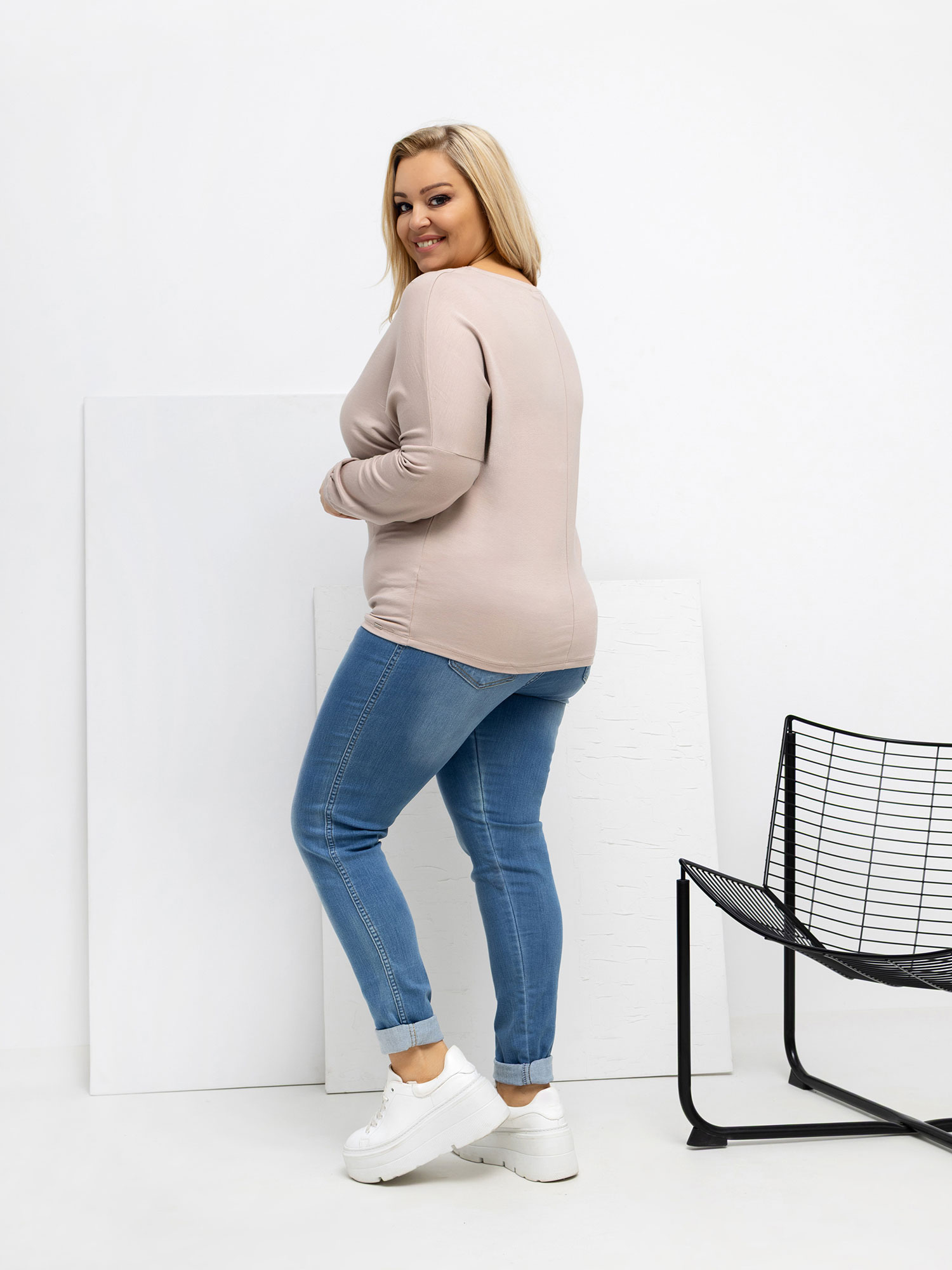 Béžová blůza plus size z měkkého modalu.