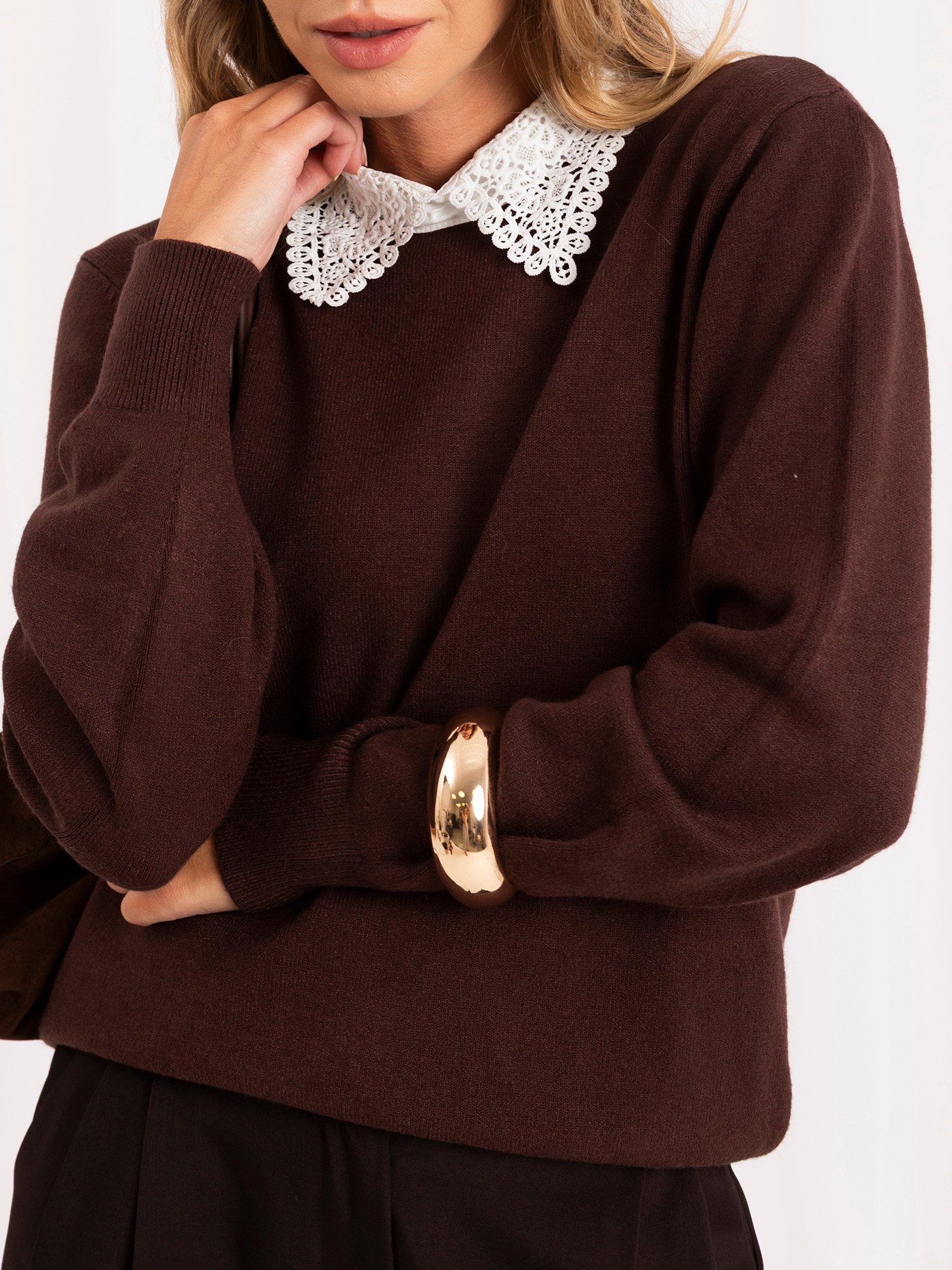 Brązowy elegancki sweter z kołnierzem 