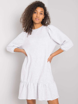 Weiß-beige Kleid mit der Aufschrift Ebba.