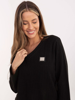 Czarny prążkowany sweter z naszywką