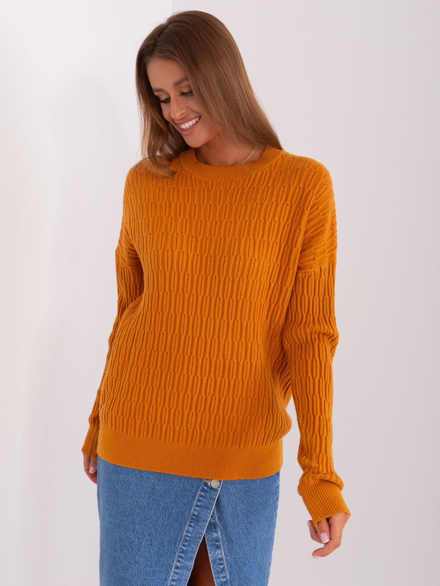 Jasnopomarańczowy sweter klasyczny z okrągłym dekoltem