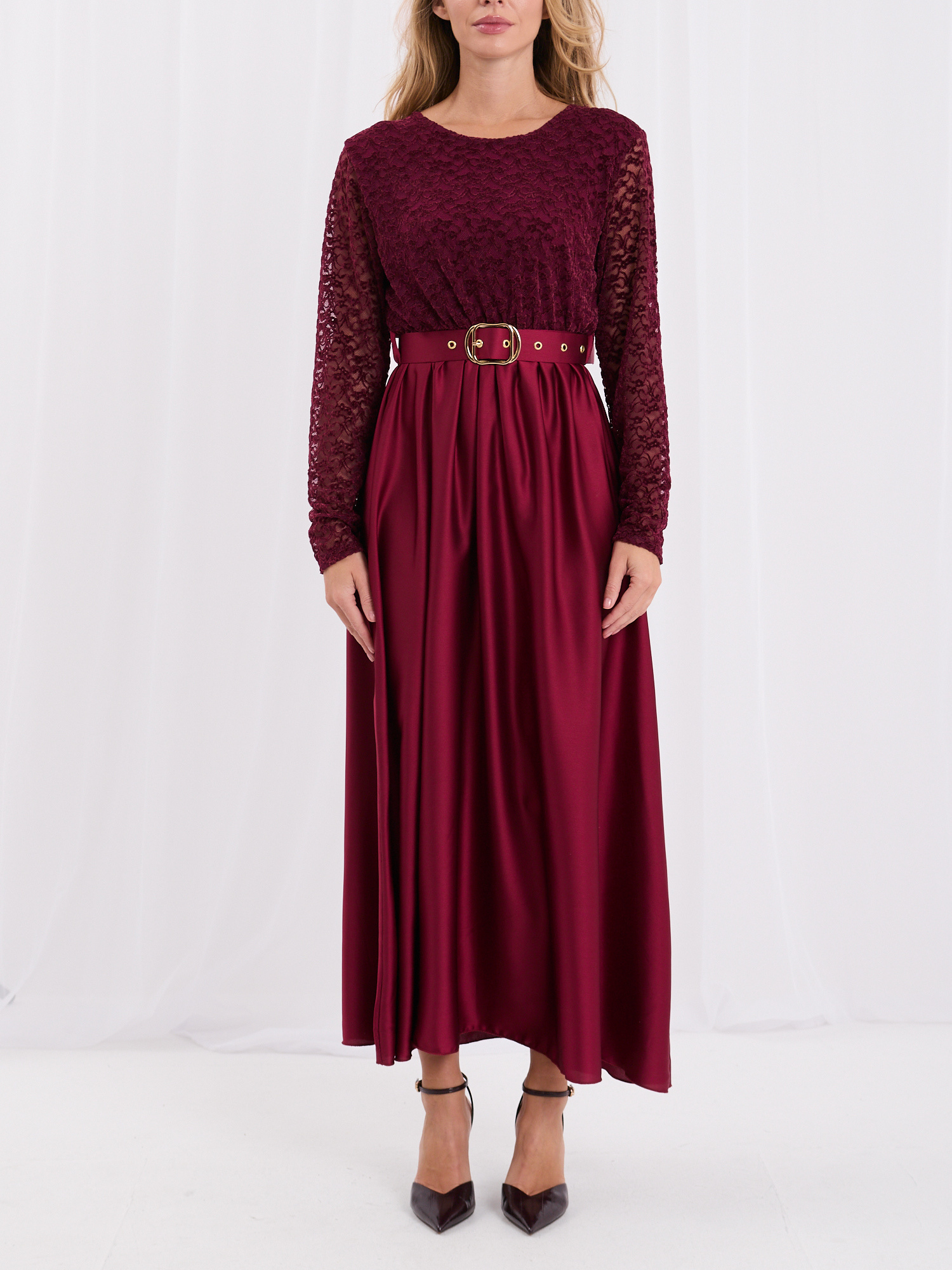 RUE PARIS Bordowa rozkloszowana sukienka z efektem satyny