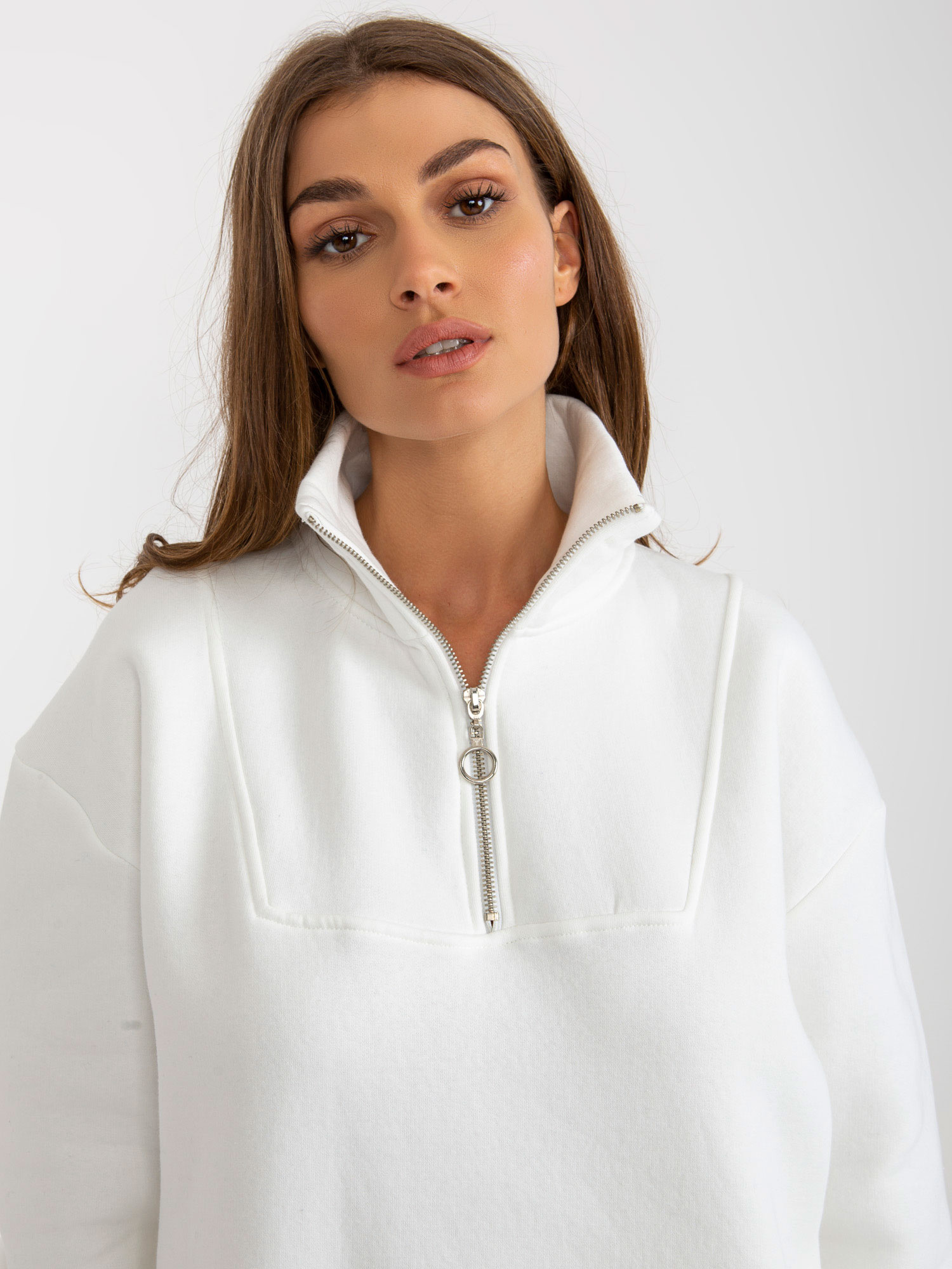 Ecru dresowa sukienka basic o kroju oversize