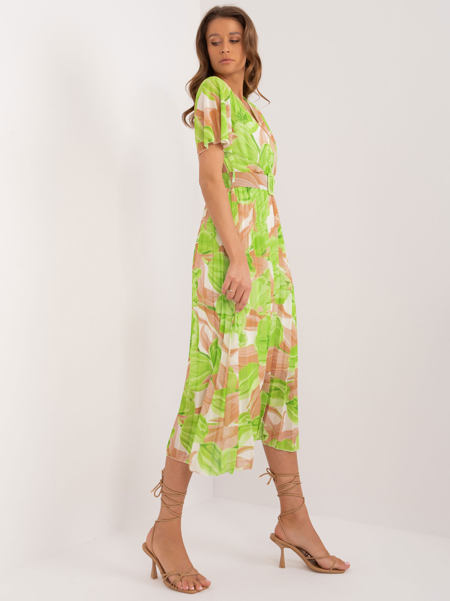 Beige-grüne Midi-Kleid One Size mit Falten.