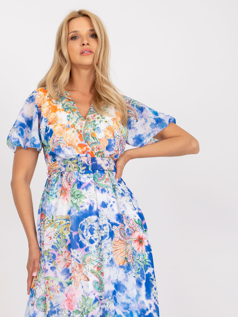 Niebieska sukienka midi z printami i paskiem
