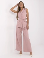  Brudnoróżowy garnitur damski z dwurzędowym zapięciem
