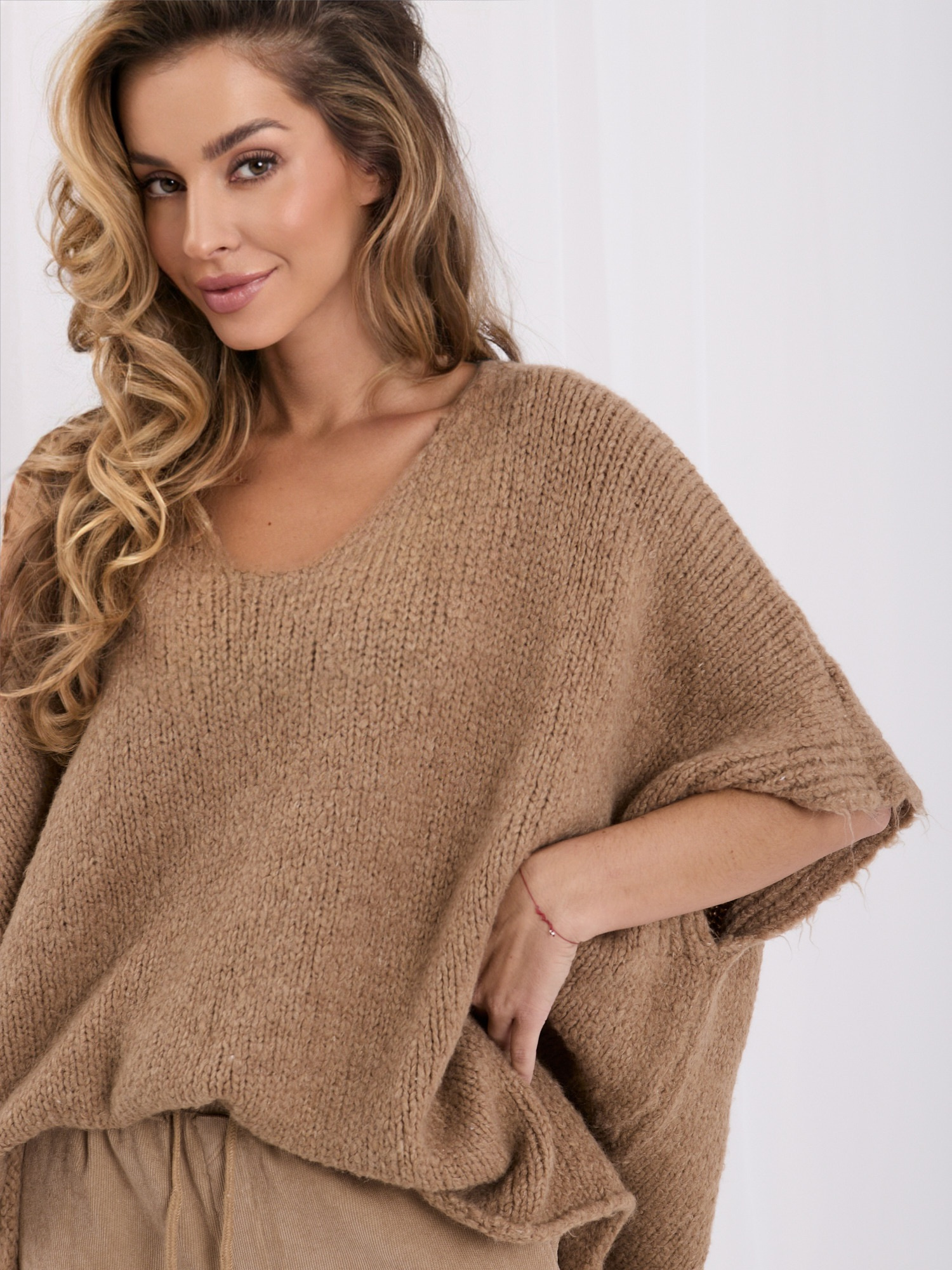 Camelowy damski sweter oversize z rękawem 3/4