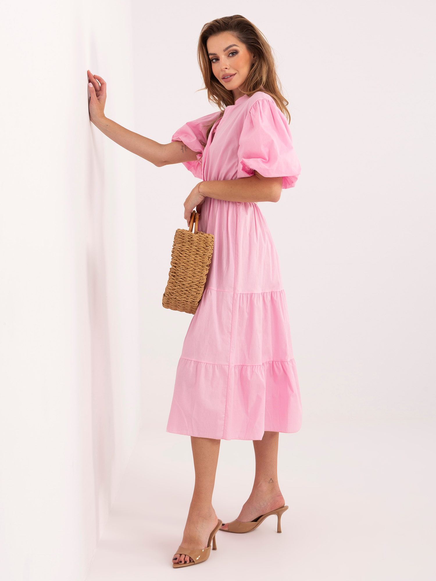 Jasnoróżowa midi sukienka na lato 