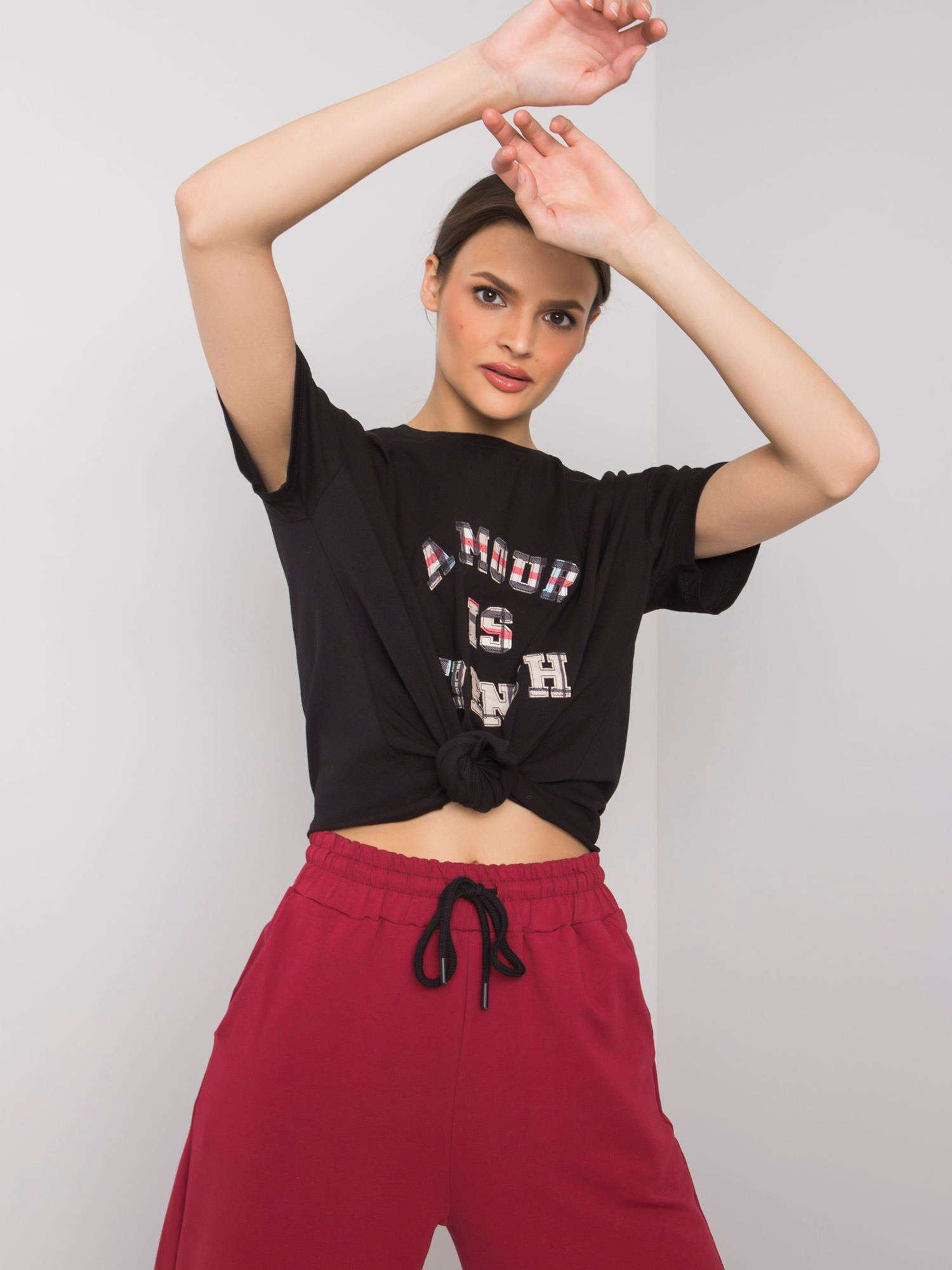 Czarny t-shirt z napisem Elani
