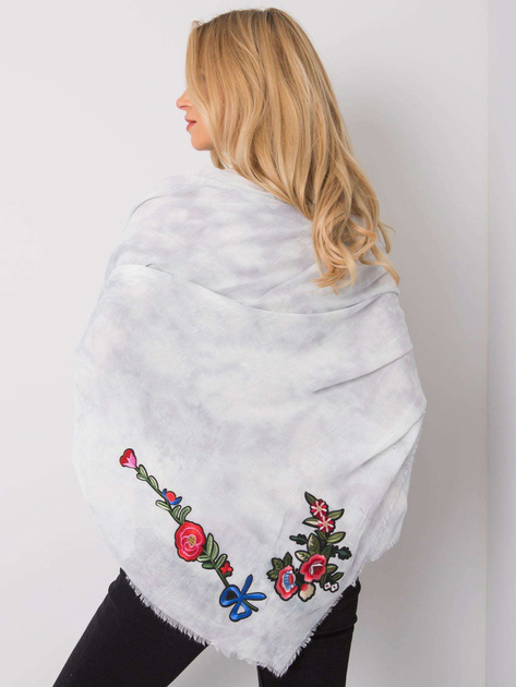 Szara chusta z naszywkami