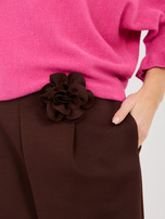 Czekoladowe dresowe spodnie z kwiatową broszką