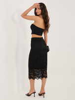 Czarna dopasowana spódnica z koronki