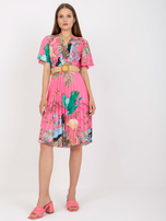 Różowa letnia sukienka z printami i plisowaniem