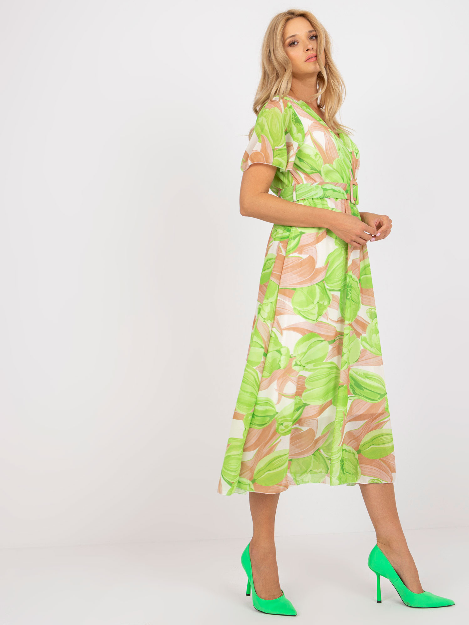 Beige-grüne Midi-Kleid mit bunten Mustern.
