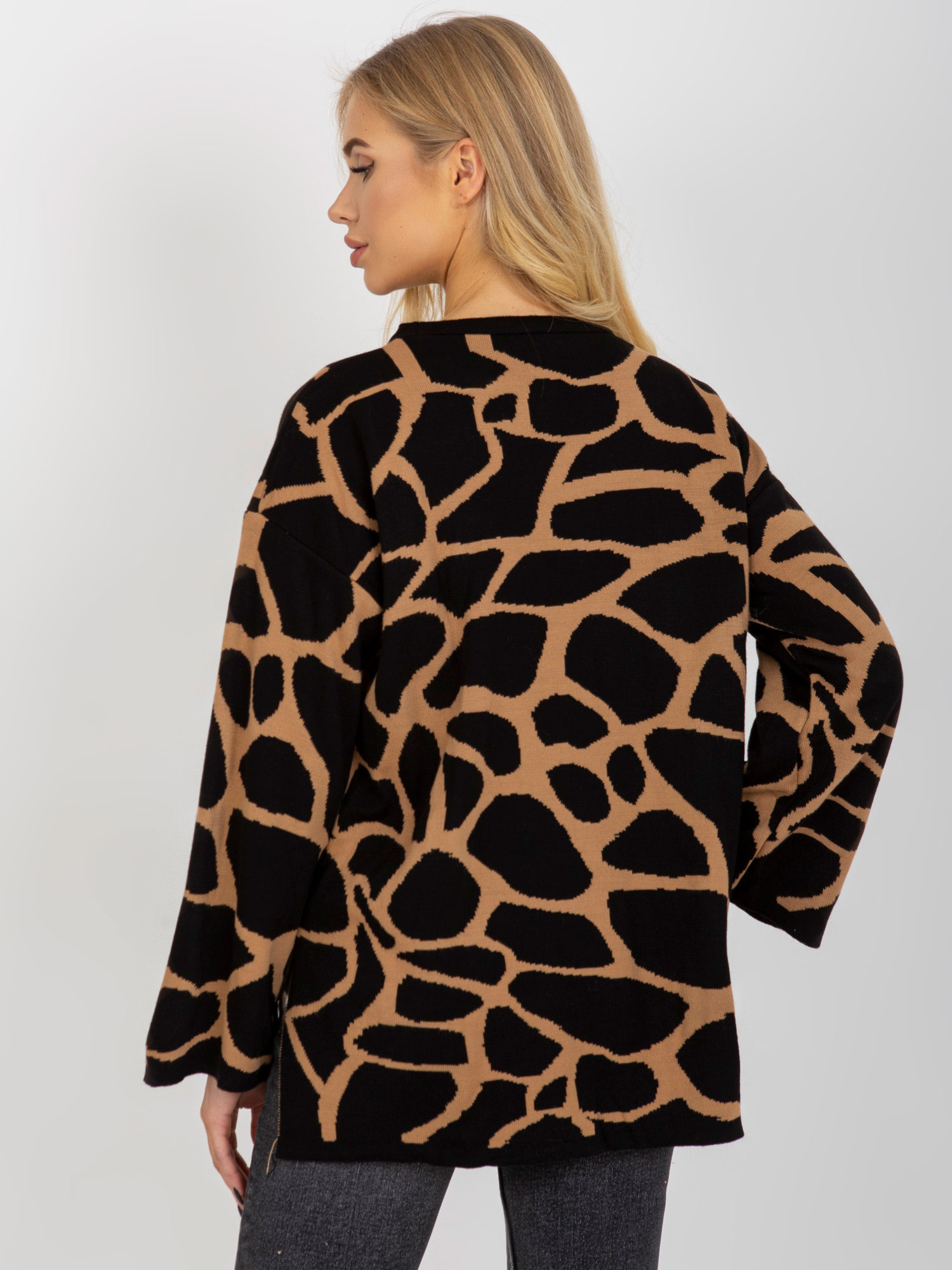 Camelowo-czarny damski sweter oversize we wzory