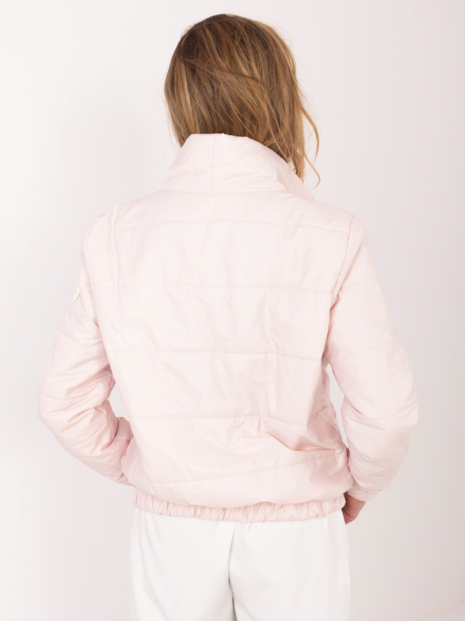 Jasnoróżowa pikowana kurtka z naszywką 