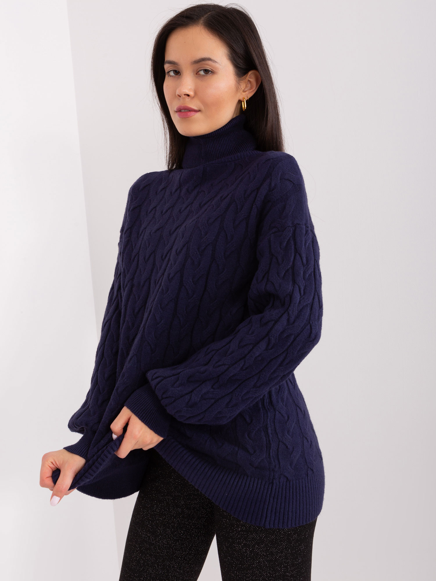 Granatowy sweter damski z golfem