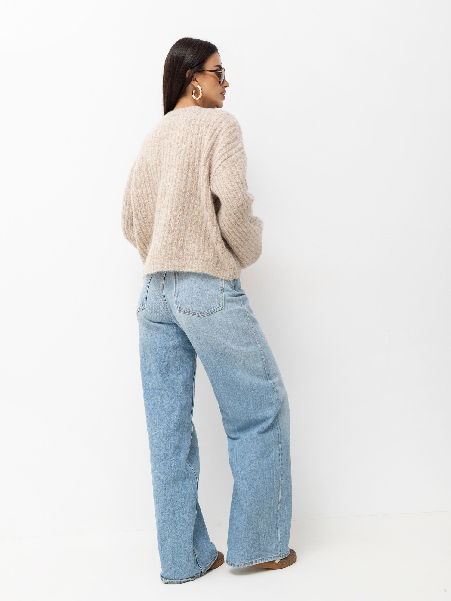 Beżowy sweter oversize z bufiastymi rękawami