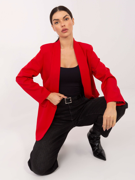 Czerwona marynarka z poduszkami na ramionach