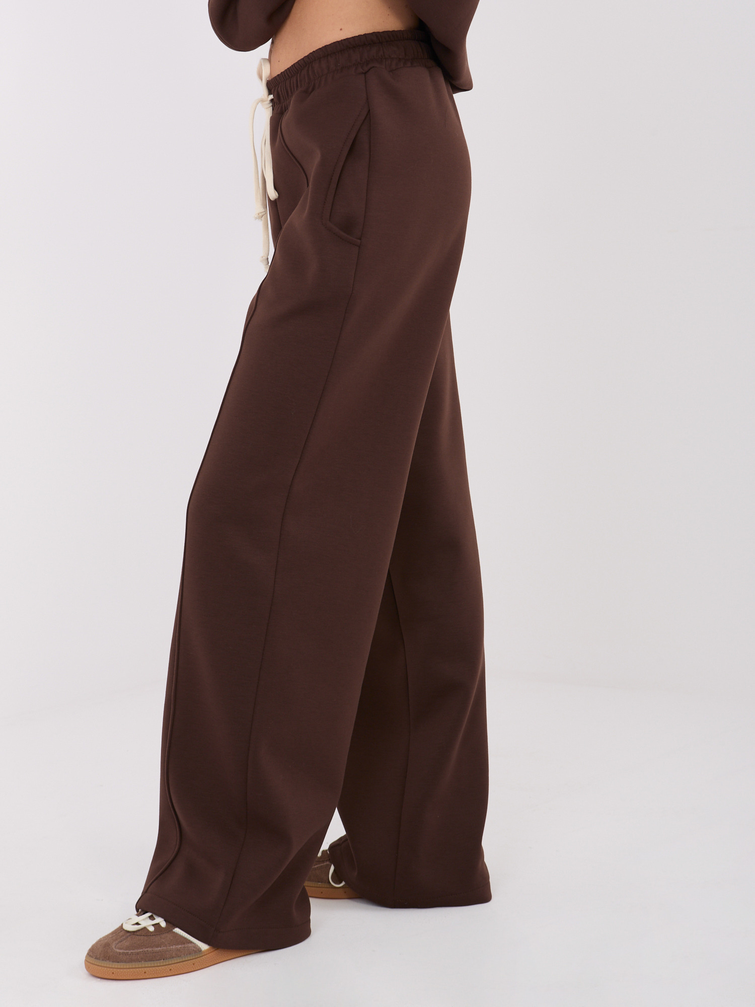 Tmavě hnědé teplákové kalhoty wide leg s vázáním.