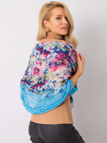 Jasnoniebieska chusta w kwiaty