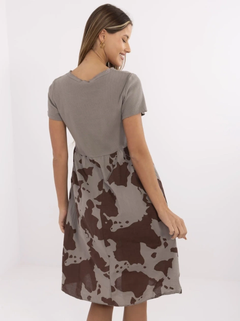 Ciemnobeżowa sukienka z krótkim rękawem