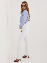 Białe jeansowe spodnie dzwony  