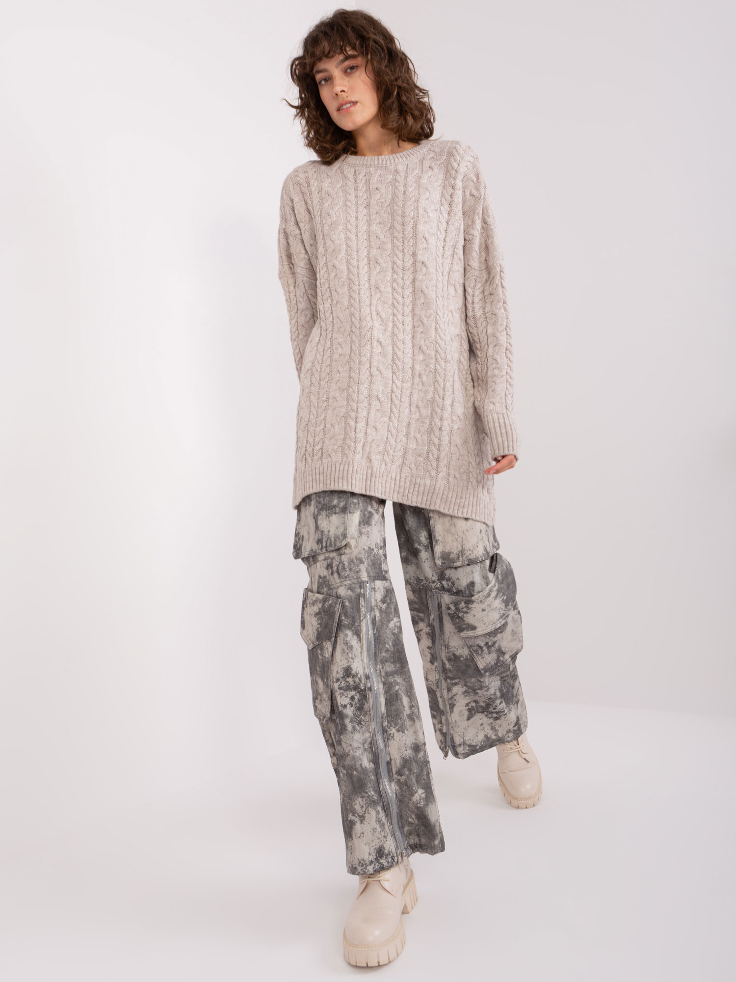 Beżowy damski sweter w warkoczowe sploty