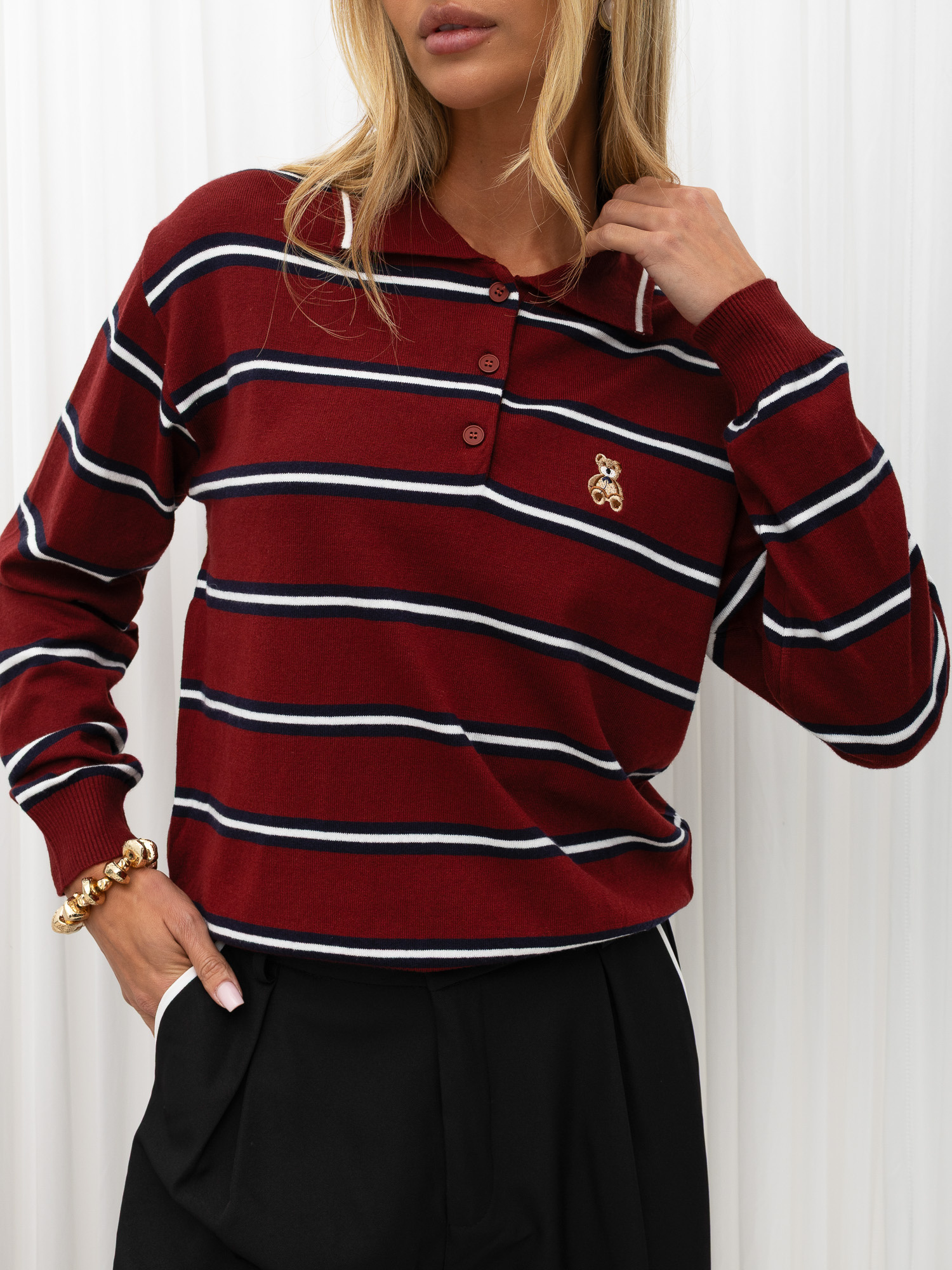 Bordový dámský svetr polo s proužky.