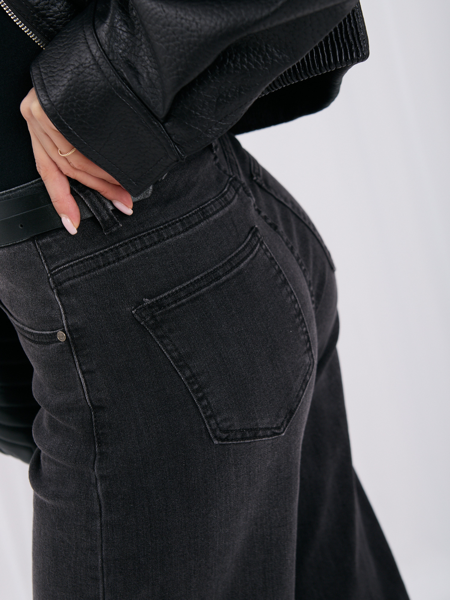 Czarne damskie mom jeans z wysokim stanem